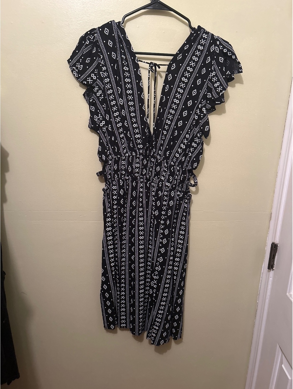 Blush Black and White Patterned V-Neck Dress with Ruffle Sleeves Size Large - Picture 3 of 4